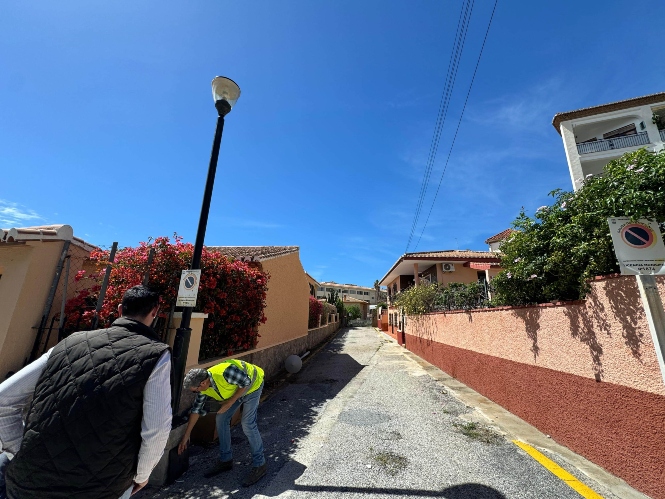 Instalación de las nuevas luminarias (AYTO. ALMUÑÉCAR)