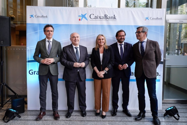 Foto de familia del acto celebrado por CaixaBank para festejar la transformación de su red comercial de Granada (ARSENIO ZURITA / EUROPA PRESS) Foto de familia del acto celebrado por CaixaBank para festejar la transformación de su red comercial de Granada (ARSENIO ZURITA / EUROPA PRESS)
