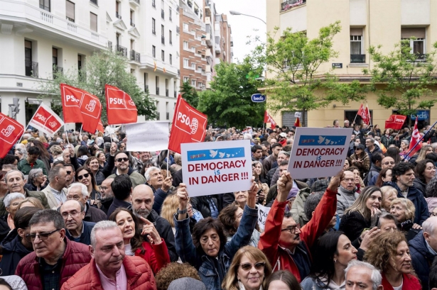 Cientos de personas durante una concentración en la calle de Ferraz en apoyo al presidente del Gobierno, Pedro Sánchez, en la sede del PSOE (A. PÉREZ MECA - EUROPA PRESS) Cientos de personas durante una concentración en la calle de Ferraz en apoyo al presidente del Gobierno, Pedro Sánchez, en la sede del PSOE (A. PÉREZ MECA - EUROPA PRESS)
