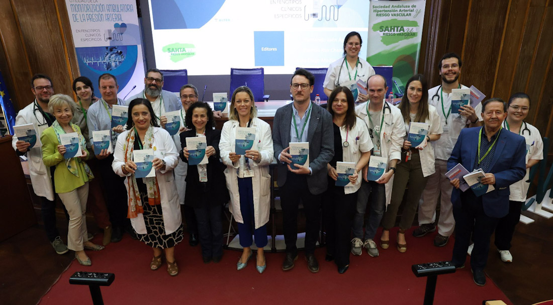 Autores y asistentes al acto de presentación muestran el manual `Utilidad de la monitorización ambulatoria de la presión arterial en fenotipos clínicos específicos` (JUNTA DE ANDALUCÍA)
