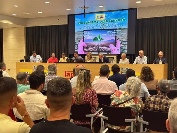 Clausura del VIII Congreso Provincial de COAG, con su secretario provincial, Miguel Monferrer, a la izquierda de la alcaldesa de Motril, Luisa García Chamorro, en el centro en la imagen (AYUNTAMIENTO)