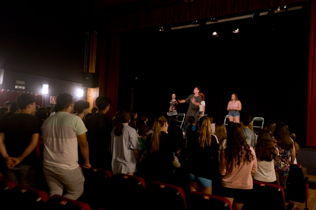 Obra de teatro `Yo decido` en la Casa de la Cultura de Huétor Tájar (SYTO. HUÉTOR TÁJAR) Obra de teatro `Yo decido` en la Casa de la Cultura de Huétor Tájar (SYTO. HUÉTOR TÁJAR)