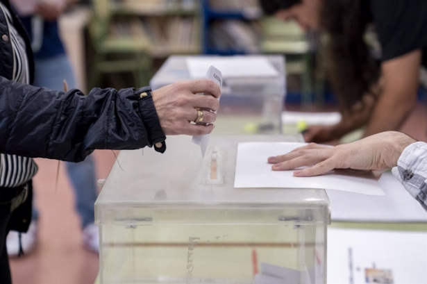 Una persona mete su voto en la urna en un colegio electoral, en imagen de archivo (A. PÉREZ MECA - EUROPA PRESS) Una persona mete su voto en la urna en un colegio electoral, en imagen de archivo (A. PÉREZ MECA - EUROPA PRESS)