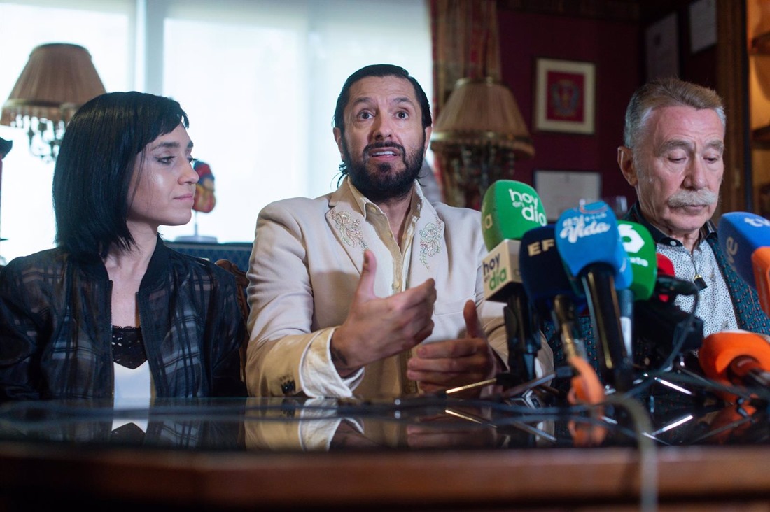 La mujer de Rafael Amargo, Luciana Bongianino; el bailaor Rafael Amargo y su abogado Marcos García Montes (GUSTAVO VALIENTE / EUROPA PRESS)