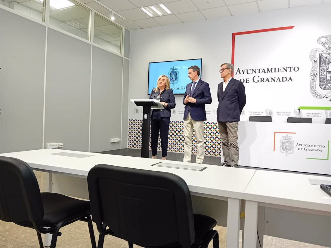 La alcaldesa de Granada, Marifrán Carazo, y los concejales de Urbanismo y de Turismo, Enrique Catalina y Juan Ramón Ferreira (EUROPA PRESS)