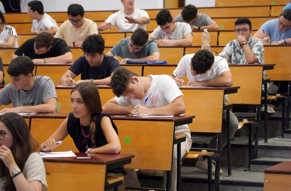 Estudiantes se presentan al comienzo de las Pruebas de Acceso y Admisión a la Universidad (PEvAU) (ÁLEX ZEA - EUROPA PRESS)