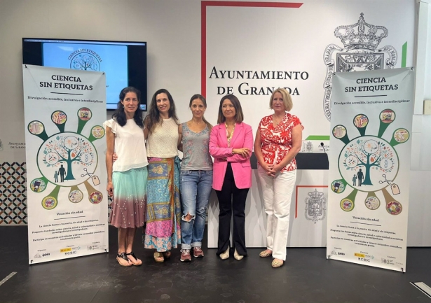 Presentación de la clausura de `Ciencia sin etiquetas` con la concejal de Educación de Granada, Encarnación González, segunda por la derecha en la imagen (AYUNTAMIENTO)