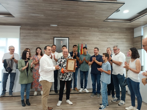 Entrega de una placa a Ferrer Ferrán (AYTO. PULIANAS)
