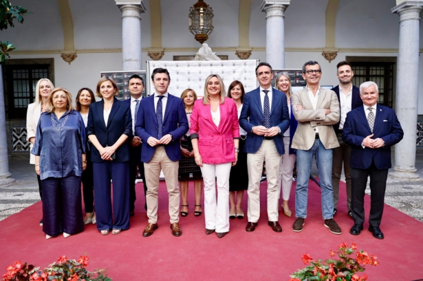 Marífrán Carazo junto a su equipo de gobierno (AYTO. GRANADA)