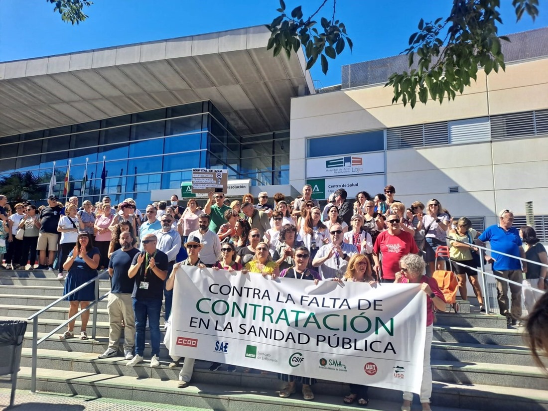 Concentración a las puertas del hospital de Loja con el alcalde, Joaquín Camacho, entre los participantes (UGT)