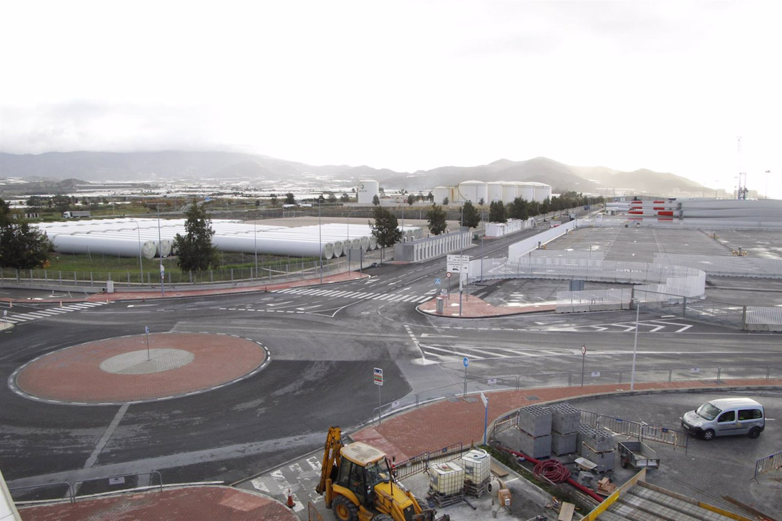 Vista general de la Zona de Actividades Logísticas (ZAL) del Puerto de Motril y del muelle de las Azucenas, en imagen de archivo (PUERTO DE MOTRIL)