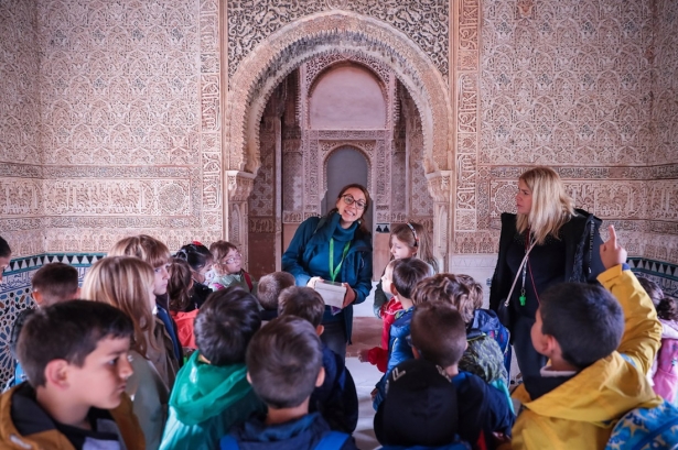 Actividad educativa con niños en la Alhambra (PATRONATO DE LA ALHAMBRA) Actividad educativa con niños en la Alhambra (PATRONATO DE LA ALHAMBRA)