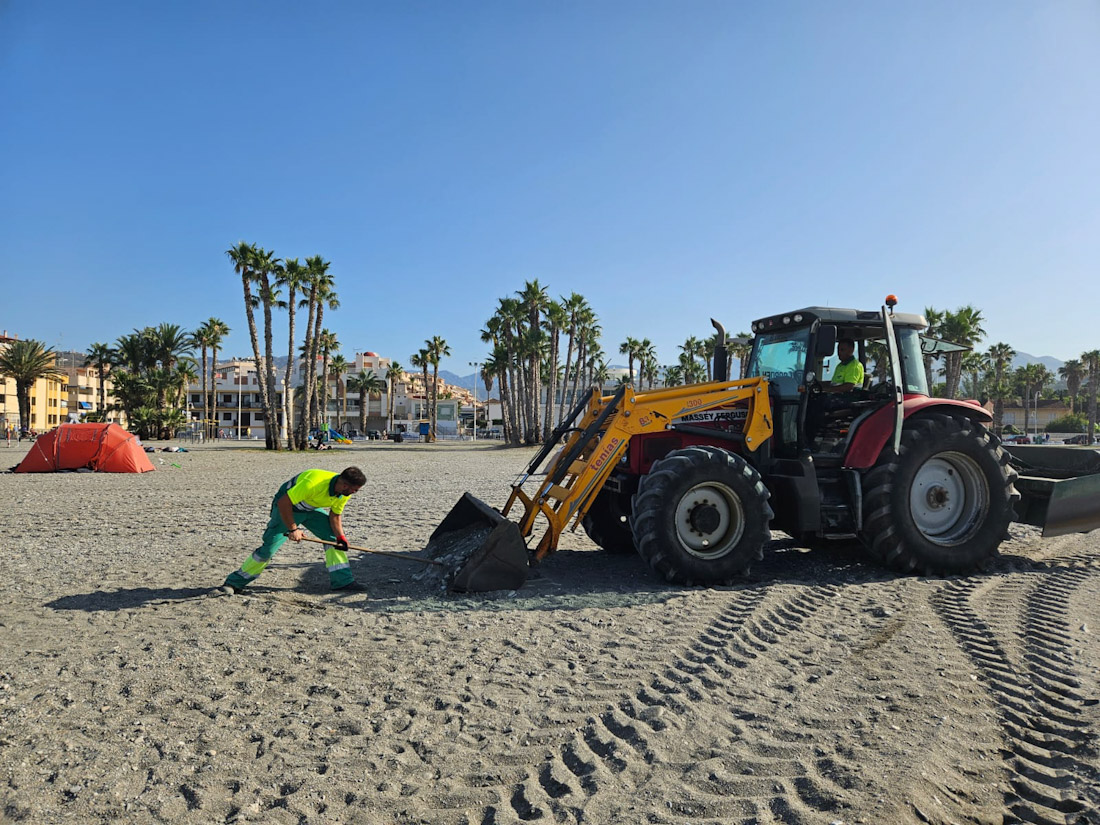 Preparación de las playas para la Noche de San Juan (AYTO. ALMUÑÉCAR)