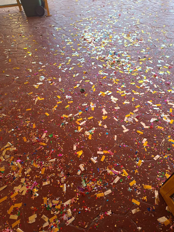 Serpentinas en el suelo tras una fiesta de bienvenida a un preso que sale en libertad de la prisión de Albolote (JUNTA DE PERSONAL EN LA PRISIÓN DE ALBOLOTE)