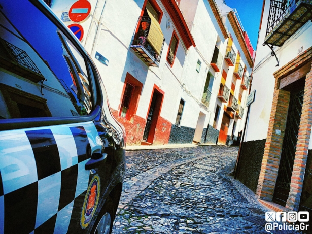 Vehículo de ocasión de la Policía local en el Albaicín (POLICÍA LOCAL)