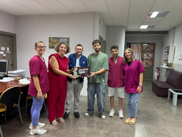 Entrega del cheque a la Asociación de personas con diversidad funcional `La Pirámide` (AYTO. HUÉTOR TÁJAR) Entrega del cheque a la Asociación de personas con diversidad funcional `La Pirámide` (AYTO. HUÉTOR TÁJAR)