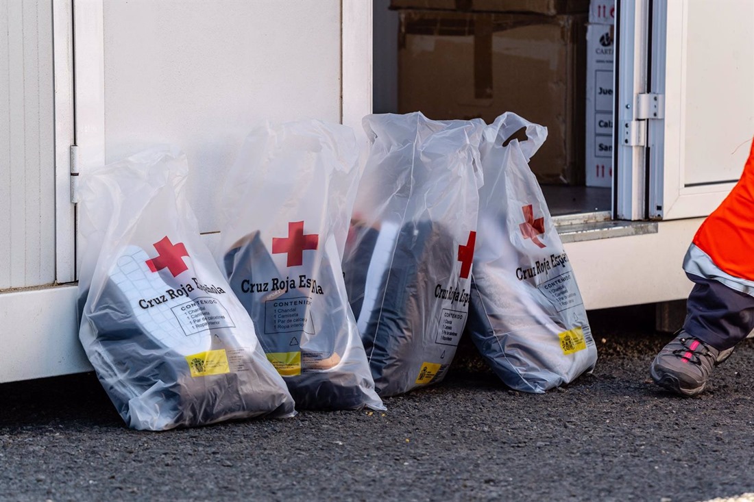Varios kits de equipaje de Cruz Roja para los migrantes. Imagen de archivo (EUROPA PRESS)