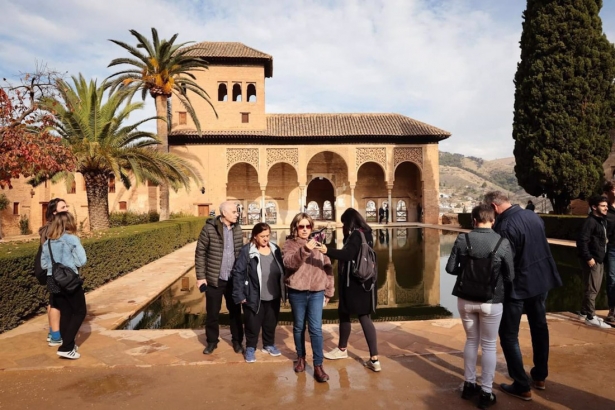 Visitantes en la Alhambra, en imagen de archivo (JUNTA DE ANDALUCÍA)