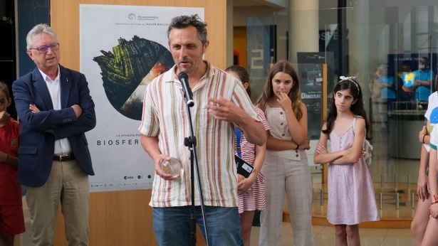 Javier Bollaín durante su intervención con el premio en la mano (PARQUE DE LAS CIENCIAS)