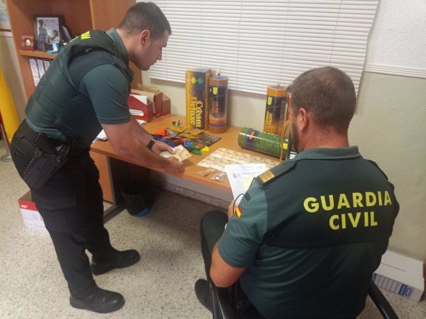 Detenido un joven en La Herradura por traficar con `gas de la risa` metido en globos (GUARDIA CIVIL) Detenido un joven en La Herradura por traficar con `gas de la risa` metido en globos (GUARDIA CIVIL)