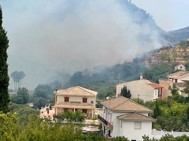 Humo en torno al incendio forestal declarado en Villamena (PERFIL DEL INFOCA EN LA RED SOCIAL `X`) Humo en torno al incendio forestal declarado en Villamena (PERFIL DEL INFOCA EN LA RED SOCIAL `X`)