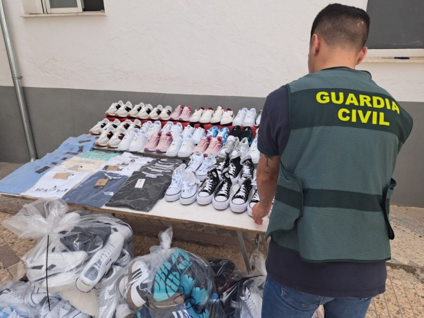 Guardia Civil con las prendas incautadas (GUARDIA CIVIL) Guardia Civil con las prendas incautadas (GUARDIA CIVIL)