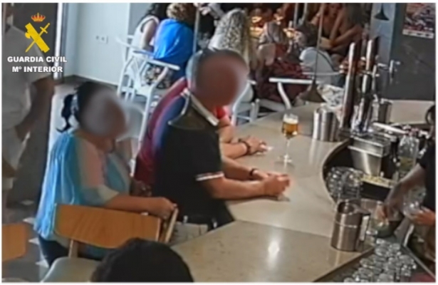 Imagen del robo en un bar (GUARDIA CIVIL) Imagen del robo en un bar (GUARDIA CIVIL)