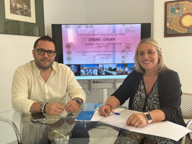 El concejal de Mantenimiento y Embellecimiento Urbano, Javier Bravo, junto a la alcaldesa, Meri Sádaba (AYTO. LAS GABIAS)