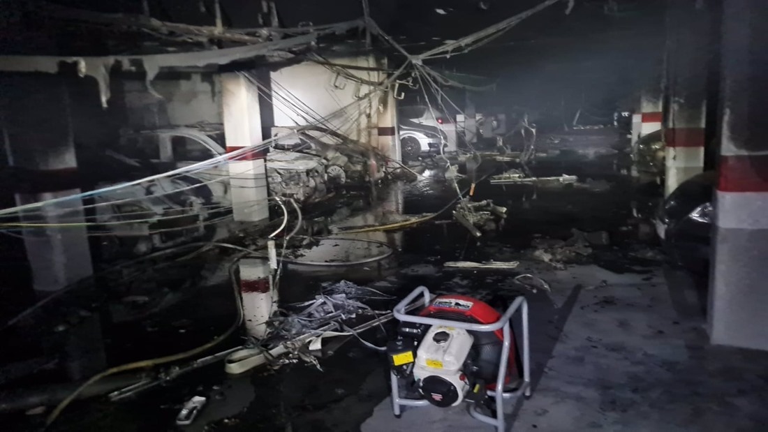Incendio en las cocheras del Residencial La Santa Cruz de Almuñécar. (BOMBEROS ALMUÑÉCAR)