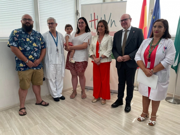 Bebé a la que se ha implantado la mucosa palatina artificial (UGR)