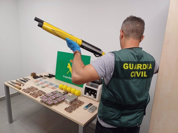 Droga y arma intervenidas. (GUARDIA CIVIL) Droga y arma intervenidas. (GUARDIA CIVIL)