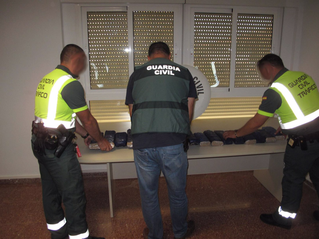 Detenido en Cúllar por transportar más de 30 kilos de hachís en su coche (GUARDIA CIVIL)