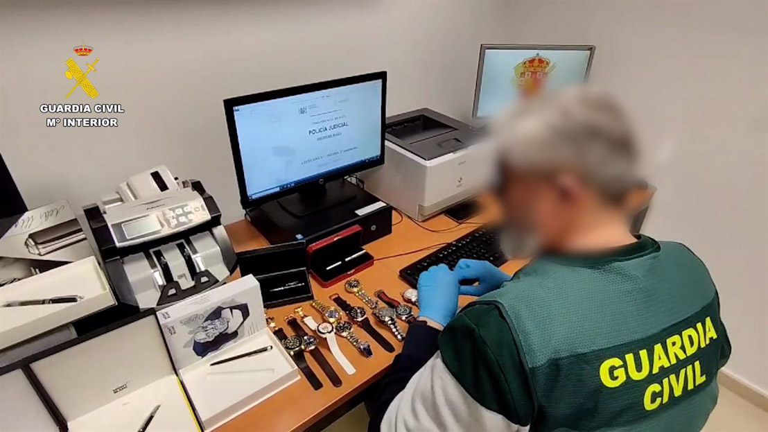 Agente de la Guardia Civil frente a un ordenador (GUARDIA CIVIL)