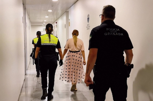 Agentes de la Policía Local de Granada con una de las jóvenes detenidas por hurto a una turista - PERFIL DE LA POLICÍA LOCAL EN LA RED SOCIAL X)