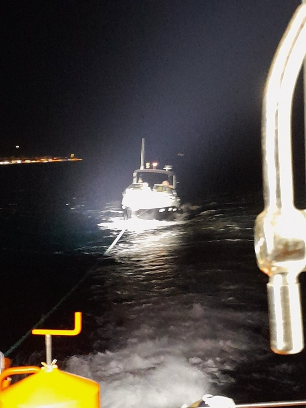 Remolque de la motora que iba a la deriva cerca del Puerto de Motril (PERFIL DE SALVAMENTO MARÍTIMO EN LA RED SOCIAL X) Remolque de la motora que iba a la deriva cerca del Puerto de Motril (PERFIL DE SALVAMENTO MARÍTIMO EN LA RED SOCIAL X)