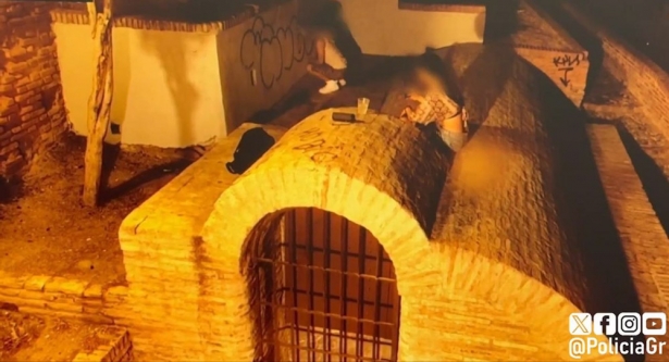 Captura de pantalla del vídeo difundido por la Policía Local de Granada con la joven haciendo una pintada vandálica (PERFIL DE LA POLICÍA LOCAL EN LA RED SOCIAL X)