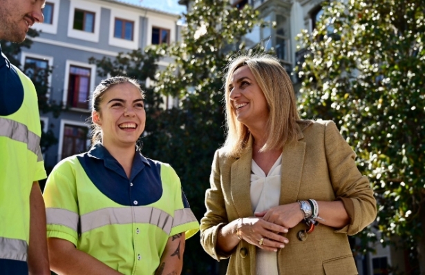 La alcaldesa de Granada, Marifrán Carazo , con operarios de Inagra (AYTO. GRANADA)