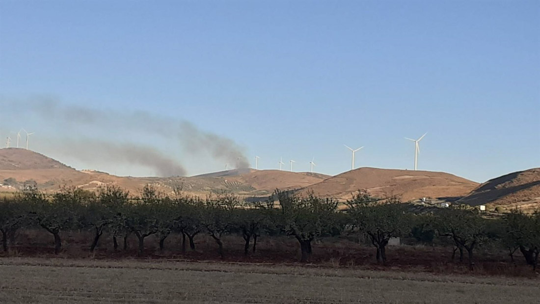 Vista del incendio forestal declarado en el término de Padul en la mañana de este miércoles (PERFIL DEL INFOCA EN LA RED SOCIAL X)
