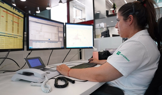 Operadora en la sala regional de 112 Andalucía. Imagen de archivo (112) Operadora en la sala regional de 112 Andalucía. Imagen de archivo (112)