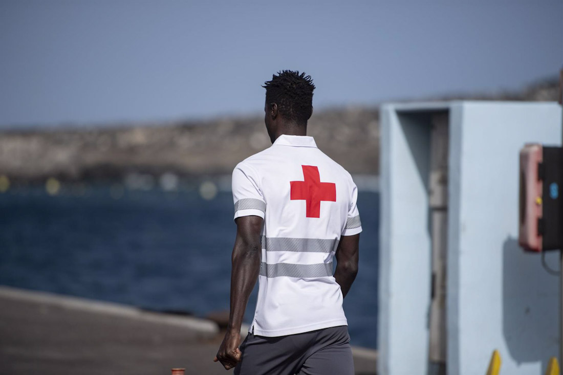 Un trabajador de Cruz Roja, en el puerto de La Restinga, a 14 de agosto de 2024, en El Hierro, Santa Cruz de Tenerife, Canarias (ANTONIO SEMPERE - EUROPA PRESS)