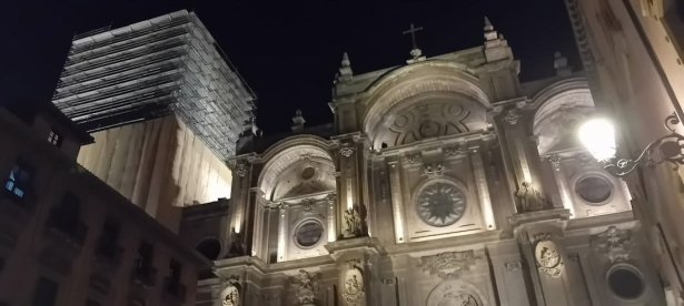 Catedral de Granada iluminada en la noche a principios de agosto, con la torre andamiada (EUROPA PRESS)
