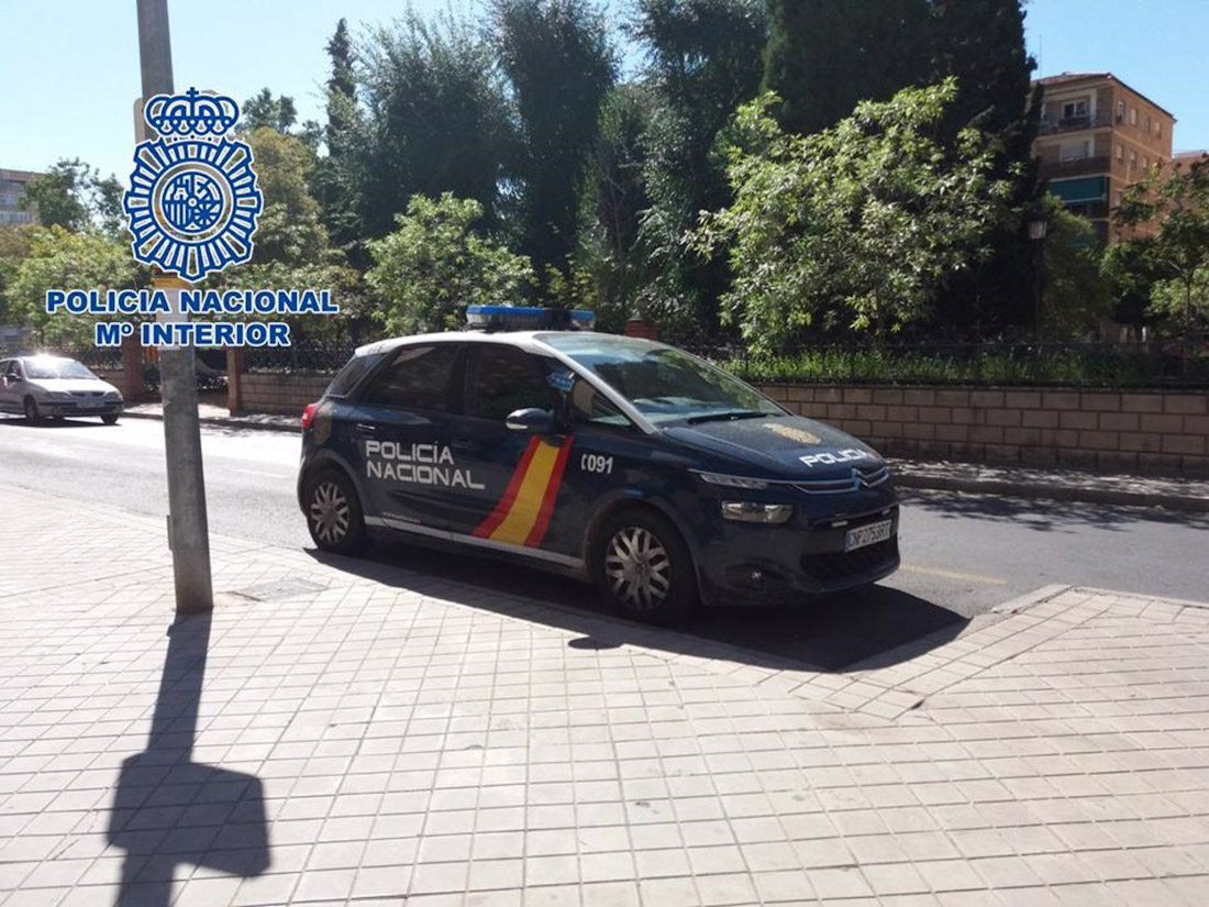 Imagen de archivo de un vehículo de la Policía Nacional en Granada (POLICÍA NACIONAL)