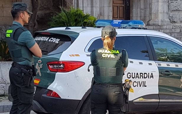 Dos guardias civiles ante un vehículo del cuerpo, en imagen de archivo (GUARDIA CIVIL) Dos guardias civiles ante un vehículo del cuerpo, en imagen de archivo (GUARDIA CIVIL)