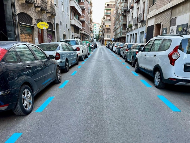 Calle con zona azul en Granada. Archivo (VOX)