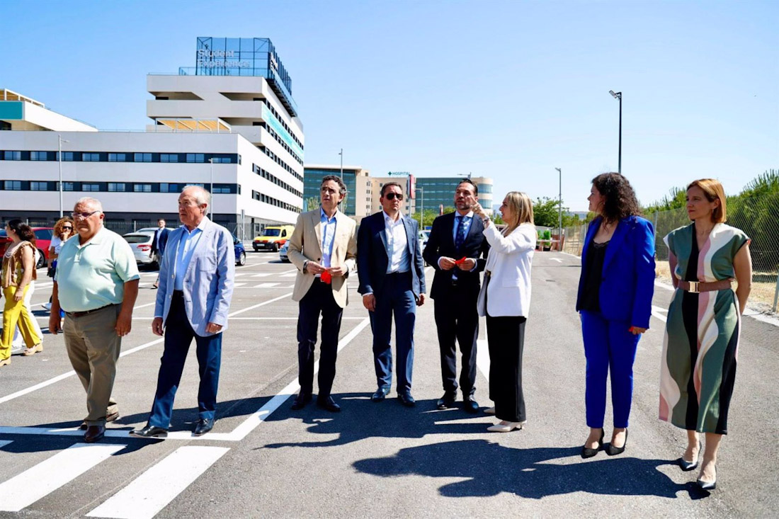 Imagen de archivo de la inauguración de un parking en el entorno del Clínico el pasado junio, en un acto con la alcaldesa de Granada, Marifrán Carazo (AYUNTAMIENTO)