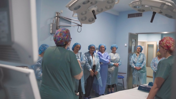 Una sanitaria muestra los quirófanos del Hospital Virgen de las Nieves. (JUNTA DE ANDALUCÍA)