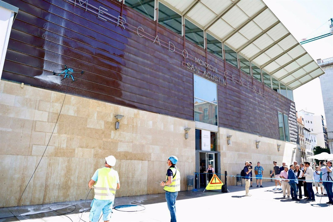Limpieza de fachadas en el Mercado de San Agustín con uso de un dron (AYUNTAMIENTO)