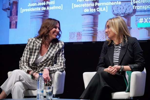 La consejera de Fomento, Articulación del Territorio y Vivienda, Rocío Díaz (i), junto a la alcaldesa de Granada, Marifran Carazo (d), en imagen de archivo, el pasado abril (ARSENIO ZURITA)