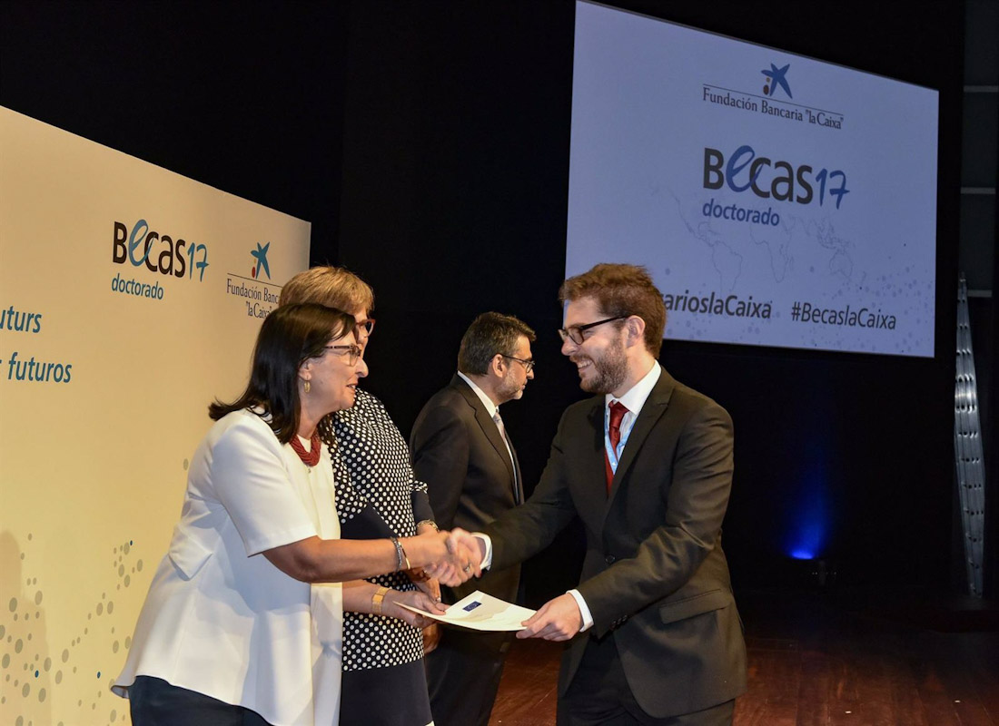 Rafael Luque, en un acto recibiendo una beca de la Caixa para realizar un doctorado de Astrofísica. Foto de archivo !`LA CAIXA` )