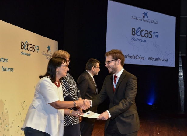 Rafael Luque, en un acto recibiendo una beca de la Caixa para realizar un doctorado de Astrofísica. Foto de archivo !`LA CAIXA` )